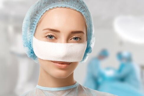 Bandage attaché au nez pendant la rééducation après rhinoplastie