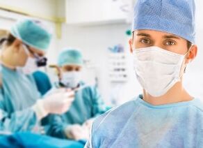 Chirurgien plasticien d'Israël qui planifie et pratique la rhinoplastie